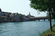 Gailingen - Blick auf die alte gedeckte RheinbrÃ¼cke in Dissenhofen (CH)